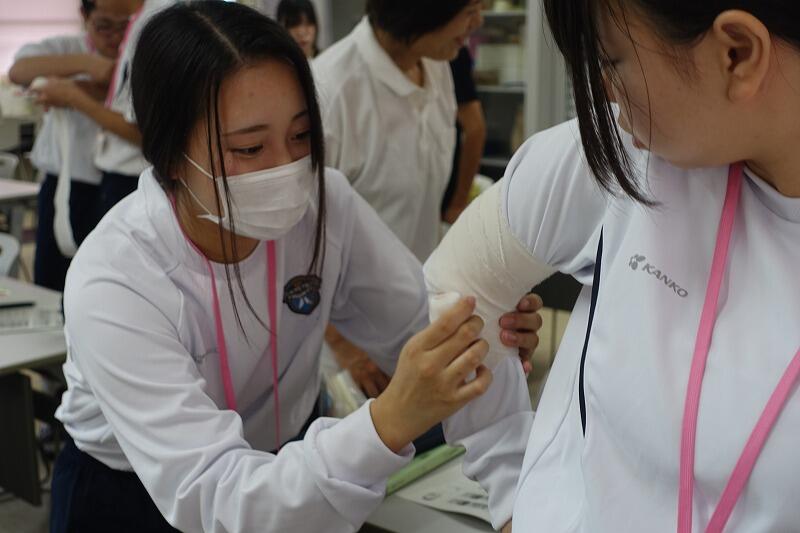 包帯法【巻軸帯】（人間科学科2年生） - 京都府立京都八幡高等学校